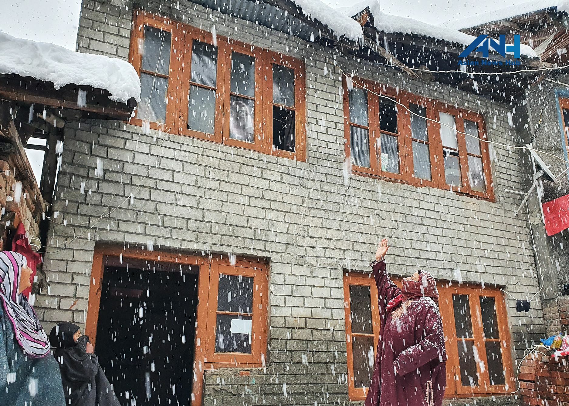 Snowfall in Kashmir: Residential house damaged in Zoonimar Srinagar Snowfall in Kashmir: Residential house damaged in Zoonimar Srinagar