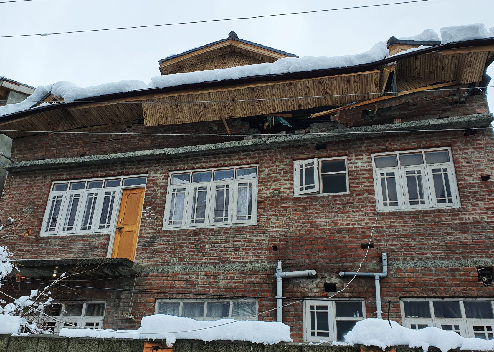 Snow fury in Kashmir: Two Mosque's, several Houseboats among 70 structures damaged Asian News Hub