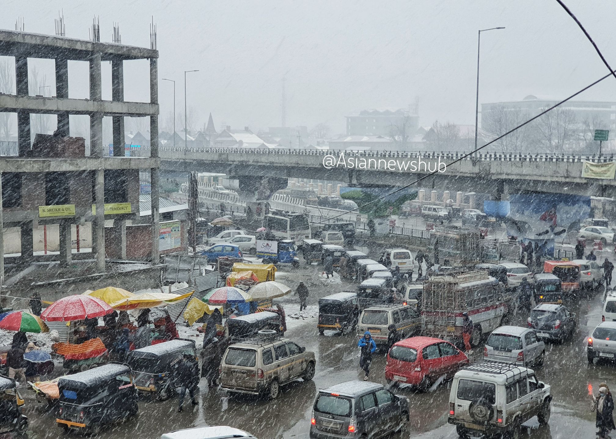 Massive traffic snarls in Srinagar, elsewhere as Kashmir receives fresh spell of snowfall