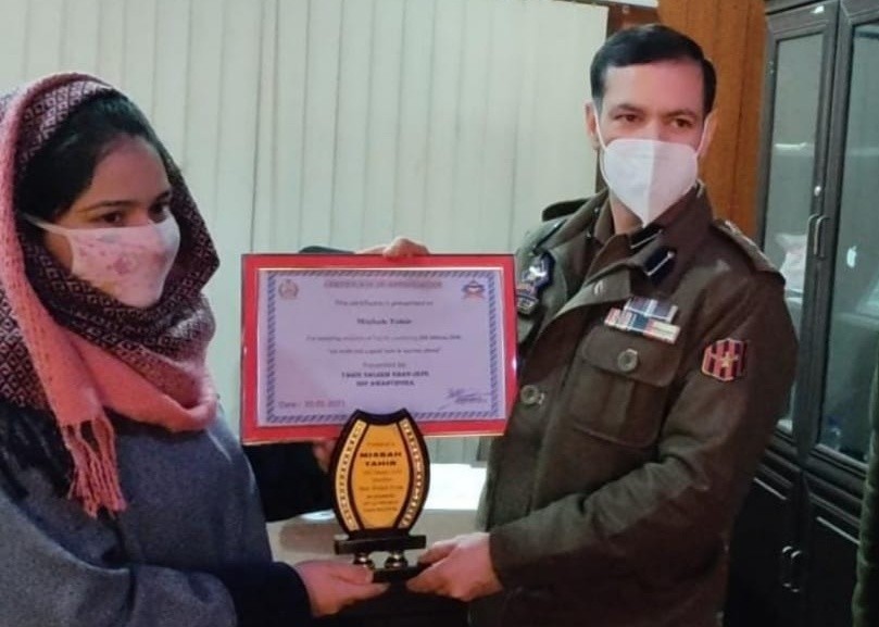 Awantipora Police felicitates JEE (Main)-2020 qualifiers of Tral