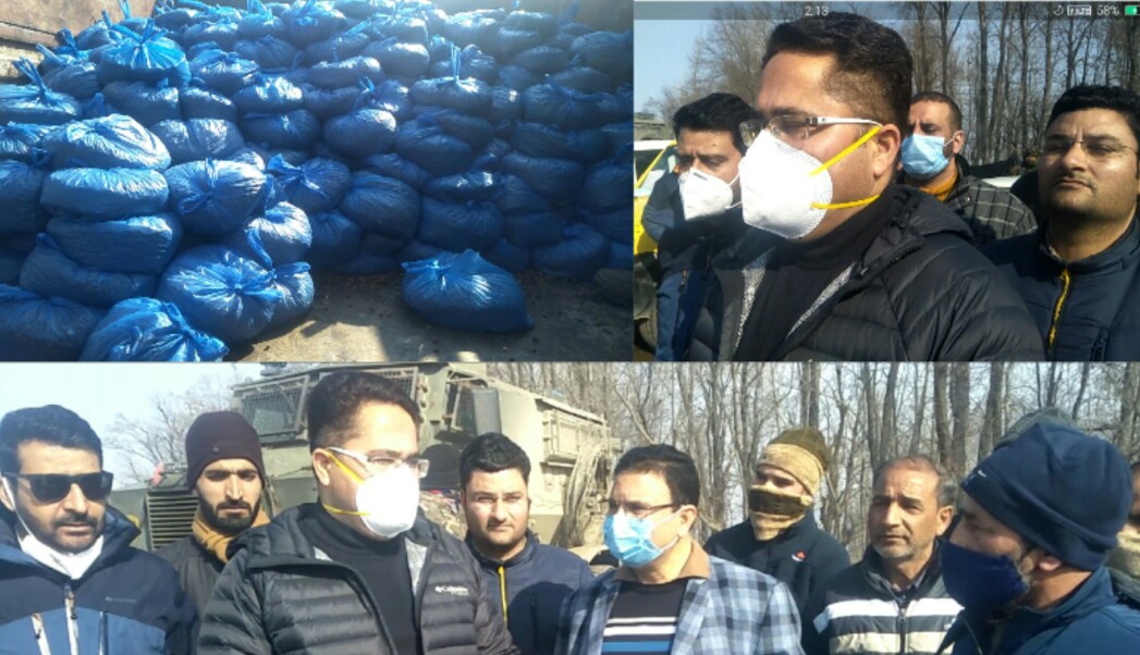 DC Anantnag distributes ration among stranded truck drivers along NH44 DC Anantnag distributes ration among stranded truck drivers along NH44