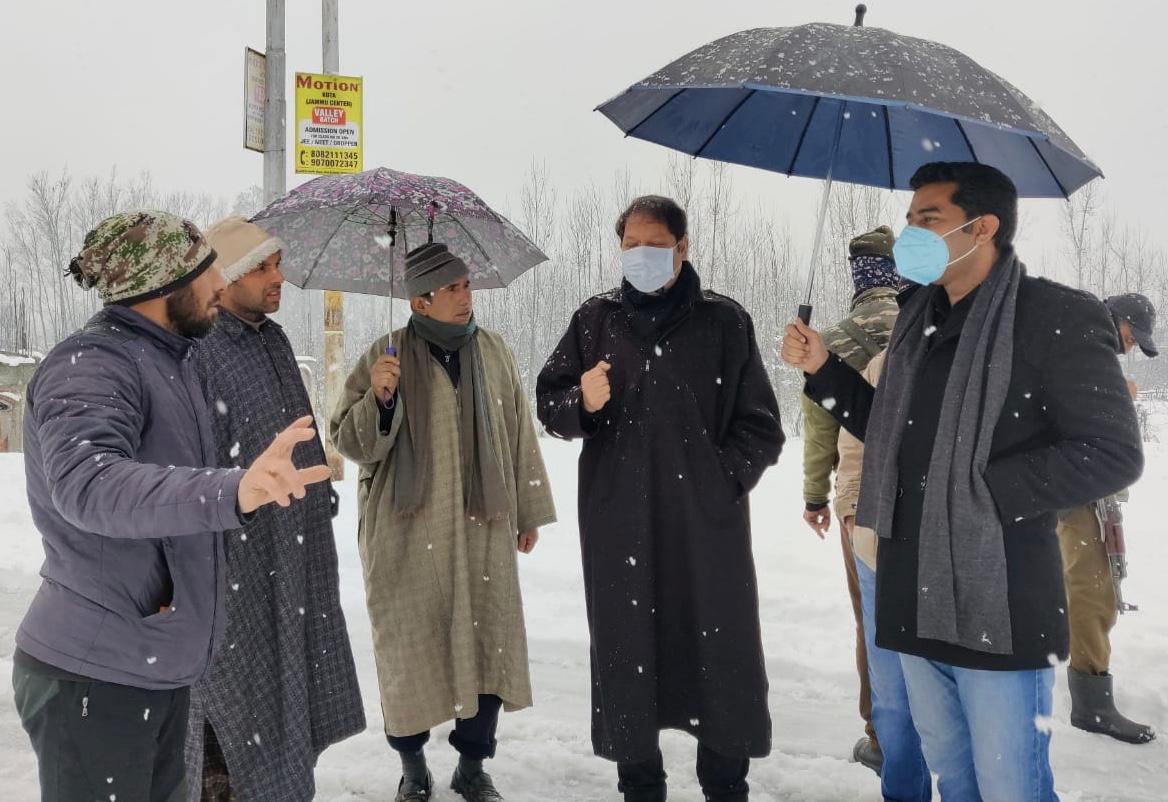 Massive response mechanism with round-the-clock efforts pressed into service amidst heavy snowfall in Srinagar Massive response mechanism with round-the-clock efforts pressed into service amidst heavy snowfall in Srinagar