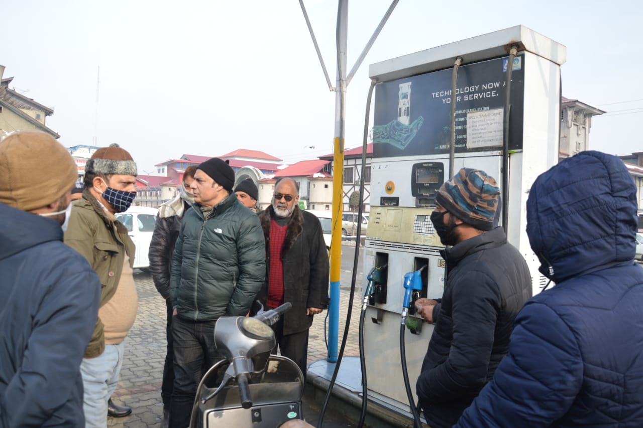 Rs 1.5 lakh fine recovered from petrol pumps, shopkeepers at Srinagar