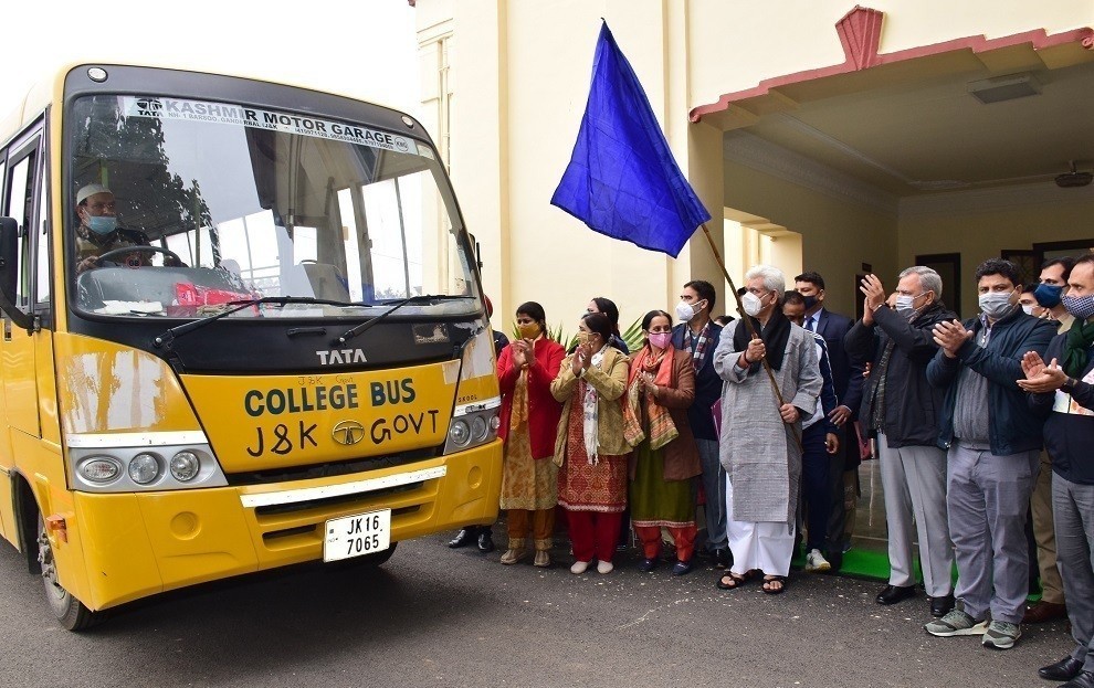 Lt Governor flags off Girls Contingent for 15 day Ski Course & Training at Gulmarg Lt Governor flags off Girls Contingent for 15 day Ski Course & Training at Gulmarg