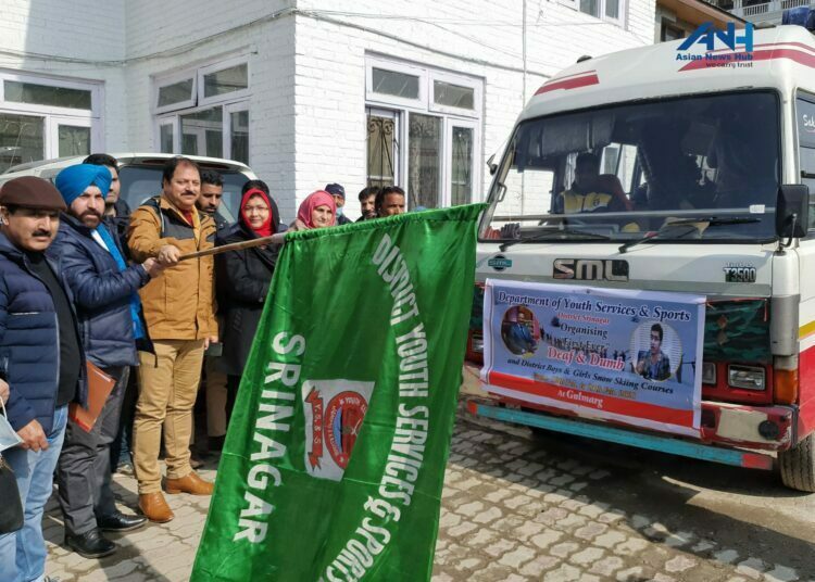 First ever snow skiing course for deaf and dumb flagged off in Srinagar First ever snow skiing course for deaf and dumb flagged off in Srinagar