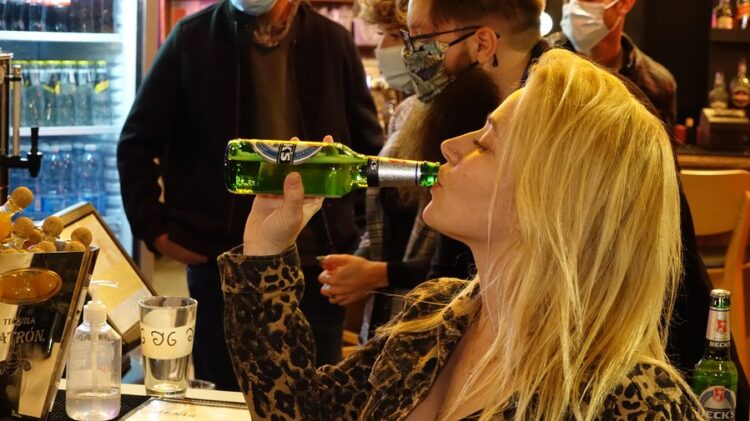 Israeli city offers free drinks to encourage COVID-19 vaccination among young people Israeli city offers free drinks to encourage COVID-19 vaccination among young people