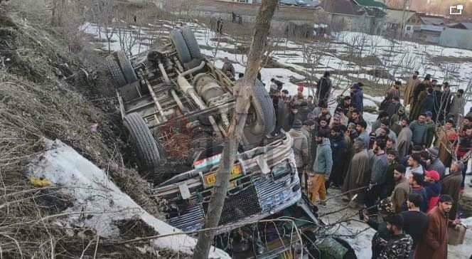 10 injured as bus turns turtle in Budgam 10 injured as bus turns turtle in Budgam
