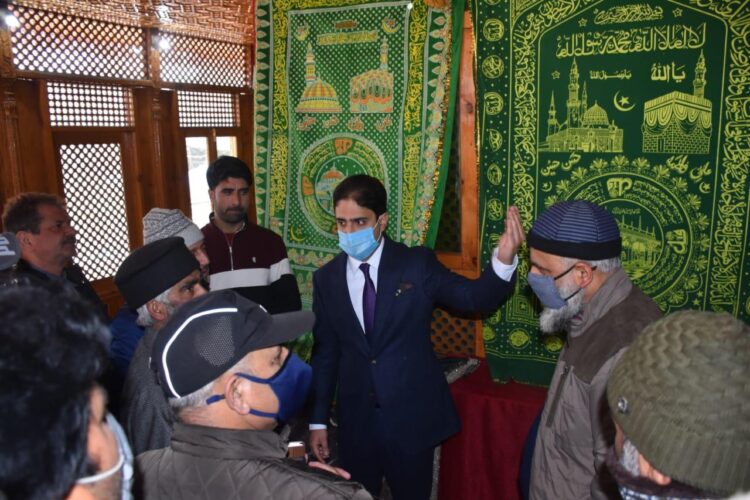 Sgr Mayor visits Astaanpora shrine at Rawalpora, calls for its upliftment on several fronts