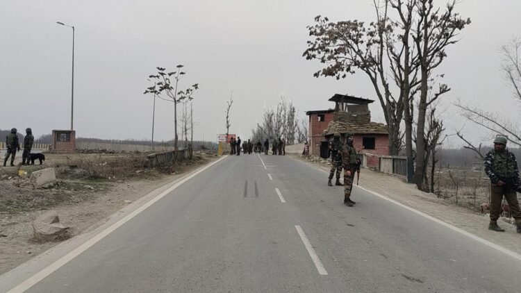 Traffic stopped on Pantha Chowk-Nowgam stretch in Sgr after forces spot suspicious object