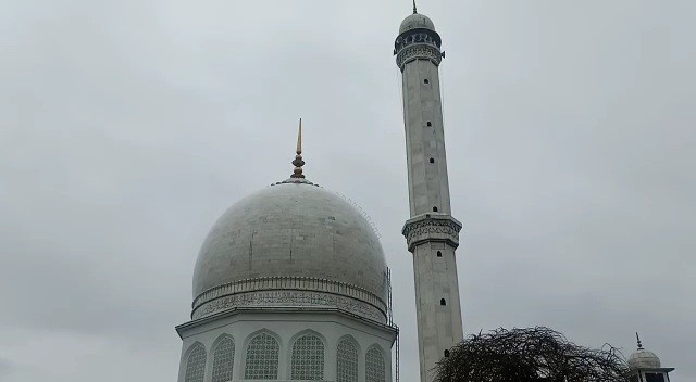 Mehraj-e-Alam: Thousands converge at Hazratbal shrine to have glimpse of Holy Relic
