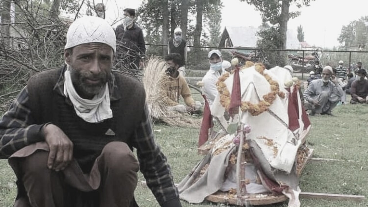 In absence of family, Muslim neighbours perform last rites of elderly Pandit in Pulwama In absence of family, Muslim neighbours perform last rites of elderly Pandit in Pulwama