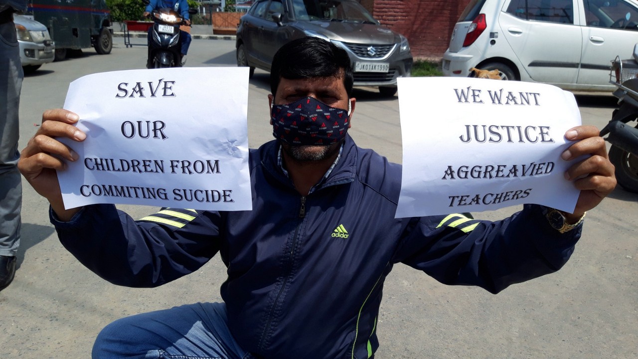 Kulgam Youth’s Suicide: JKTF stages protest, demands release of salaries to 149 teachers