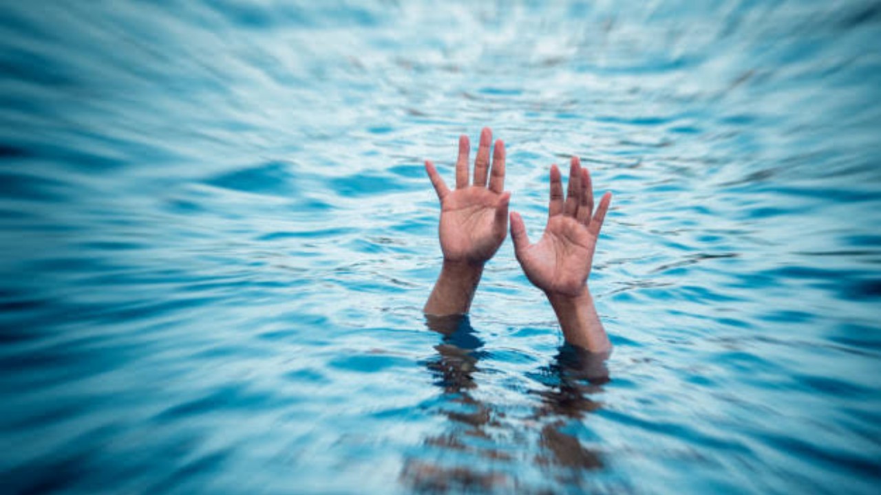 10-yr-old drowns into river Jhelum at Qamarwari, feared dead