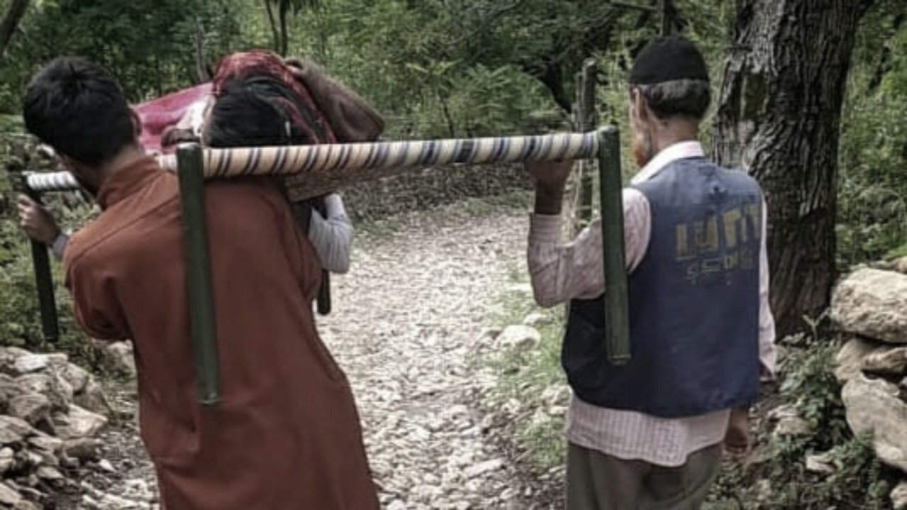 Villagers carry 48-yr-old female patient on shoulders due to lack of road connectivity in B’pora’s Hapatnar