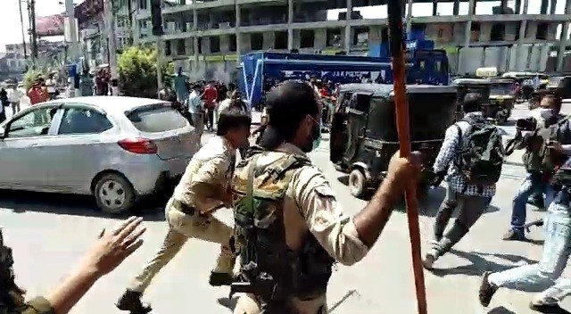 Thrashing of journalists: Police officer removed from his position, action taken against others Media men thrashed while covering Muharram procession at Jahangir Chowk