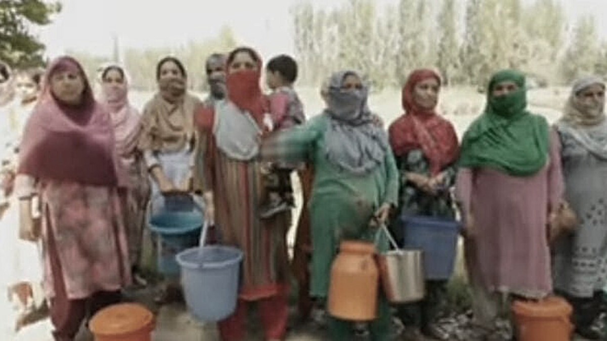 Water scarcity: Chadoora villagers stage protest against Jal Shakti dept