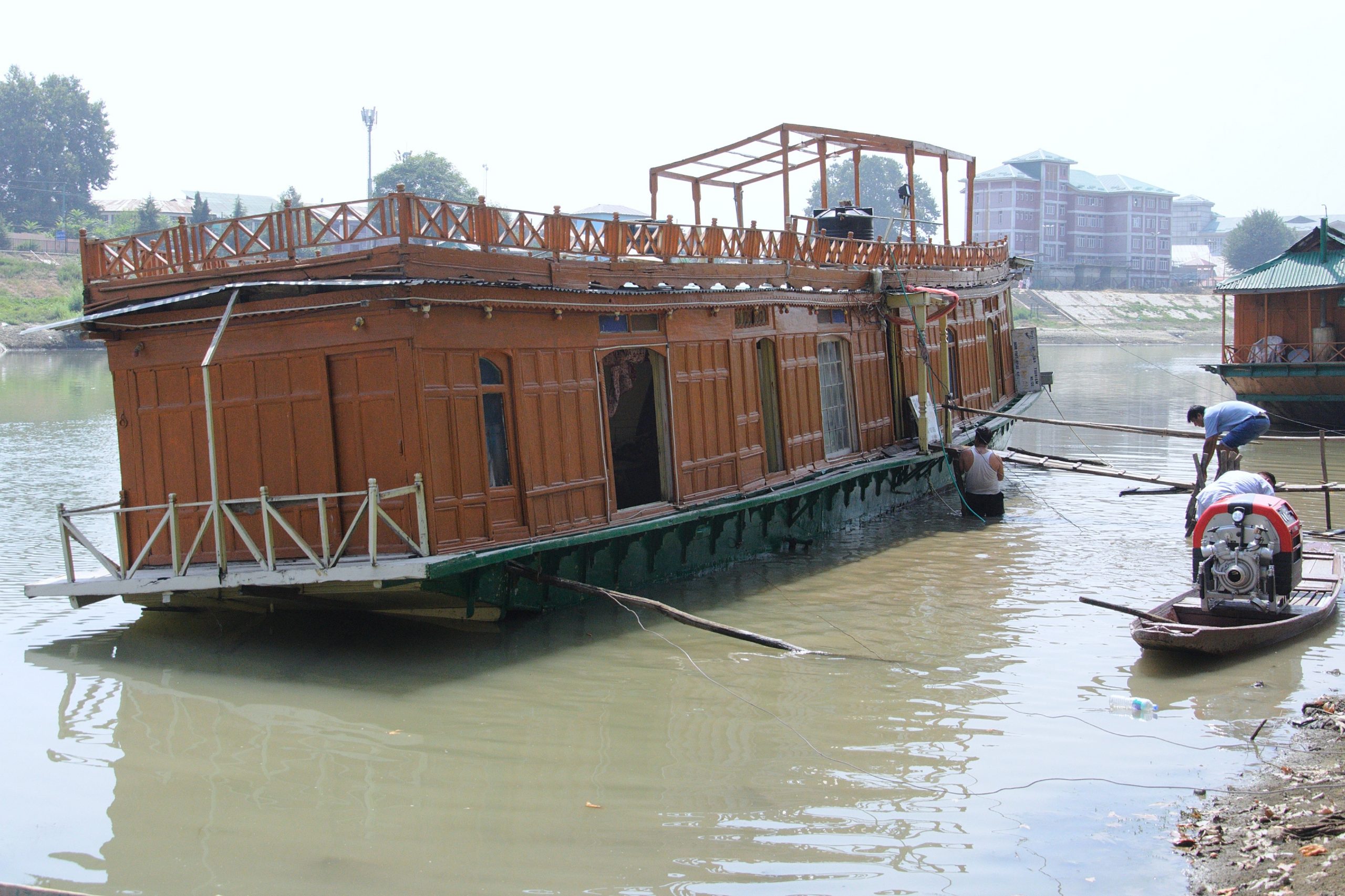 Houseboat sinks in Jehlum
