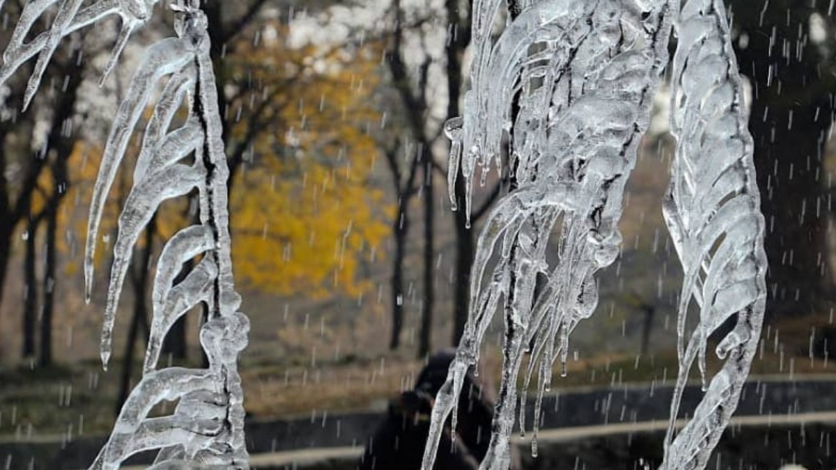 Mercury drops in Kashmir Drass at -18.4 as Ladakh, Kashmir freezes over