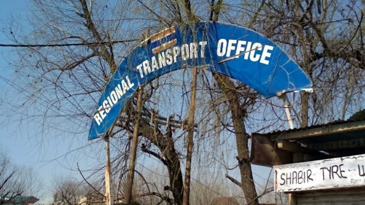 RTO office Srinagar hijacked by consolidated workers