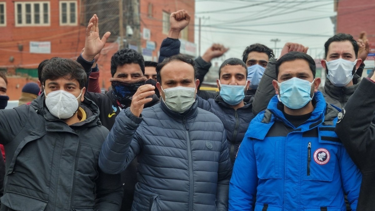 Suspension of OPD at JVC Bemina: Residents, shopkeepers stage protest