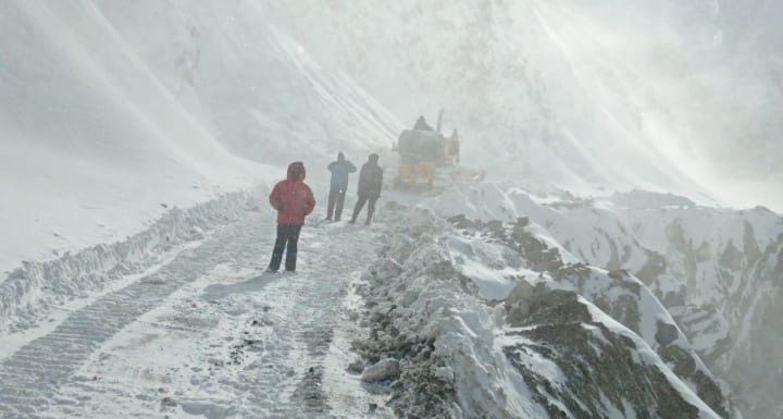 Sonmarg-Zojjila road closed as higher reaches receive fresh snowfall Sonmarg-Zojjila road closed as higher reaches receive fresh snowfall