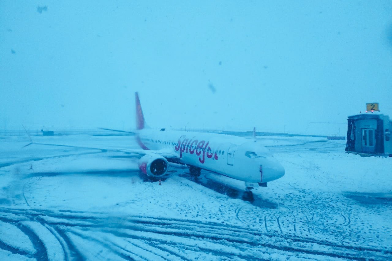 40 fights cancelled as whiteout forces closure of Sgr-Jmu, other roads in Kashmir 40 fights cancelled as whiteout forces closure of Sgr-Jmu, other roads in Kashmir