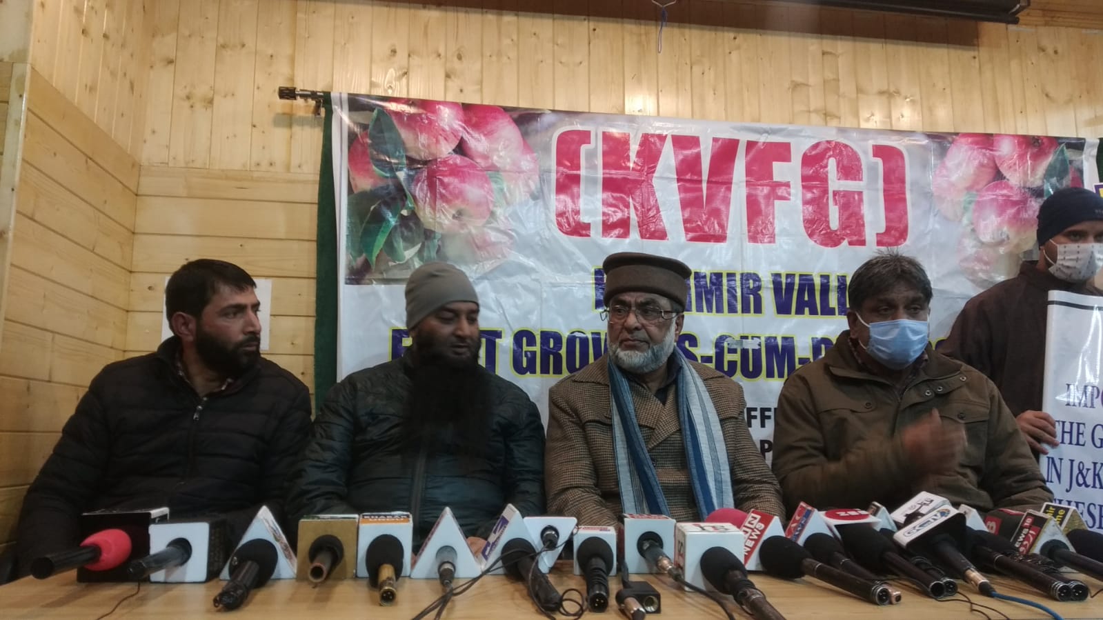 Fruit Growers seek GoI's intervention, demand ban on Iranian apples Fruit Growers seek GoI’s intervention, demand ban on Iranian apples