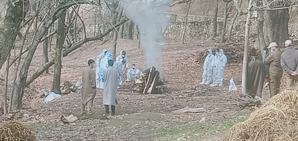 Muslims perform last rites of Kashmiri Pandit in central Kashmir Muslims perform last rites of Kashmiri Pandit in central Kashmir