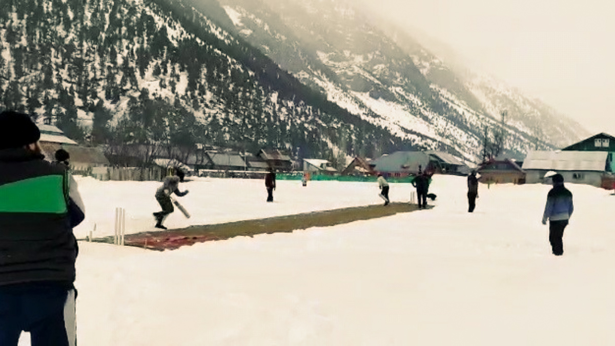 Snow cricket in Kashmir’s Gurez catches eyes of Int’l cricketers