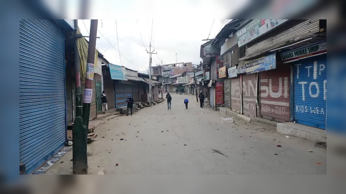 Stone pelting in Magam as Army allegedly burns Qasim Solemani’s poster
