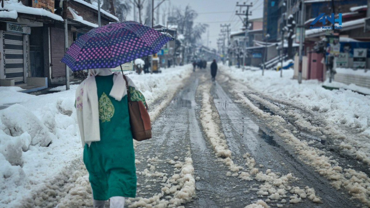 J&K parts receive fresh snowfall, rains lash plains Heavy snowfall wreaks havoc in Kashmir