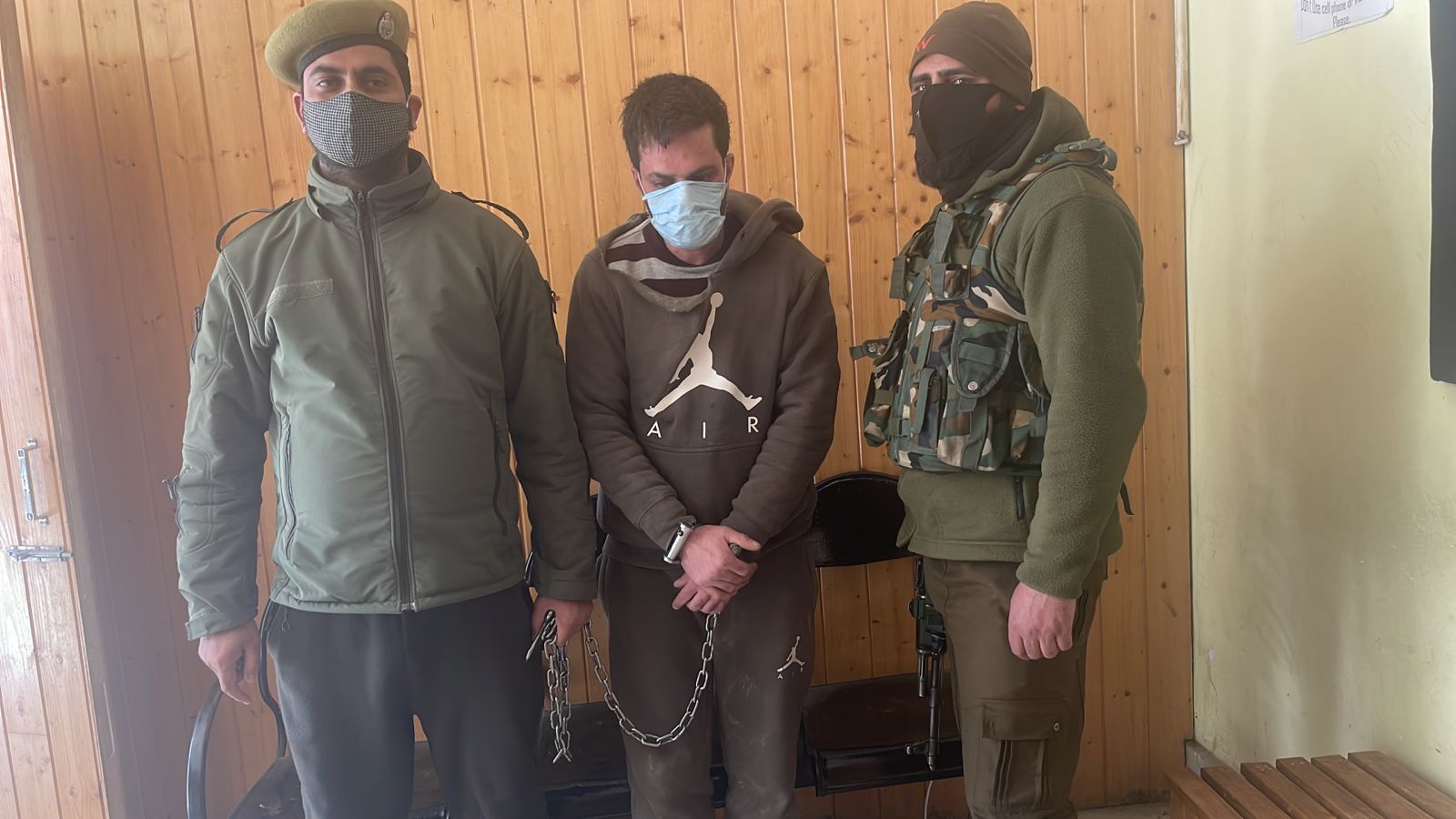 Theft attempt foiled at Batamaloo, two minor siblings injured, accused held Theft attempt foiled at Batamaloo, two minor siblings injured, accused held