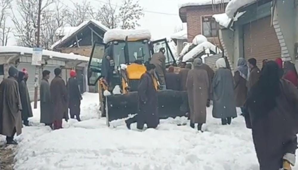 Pulwama: Lady injured after shed collapsed, shifted to hospital in JCB