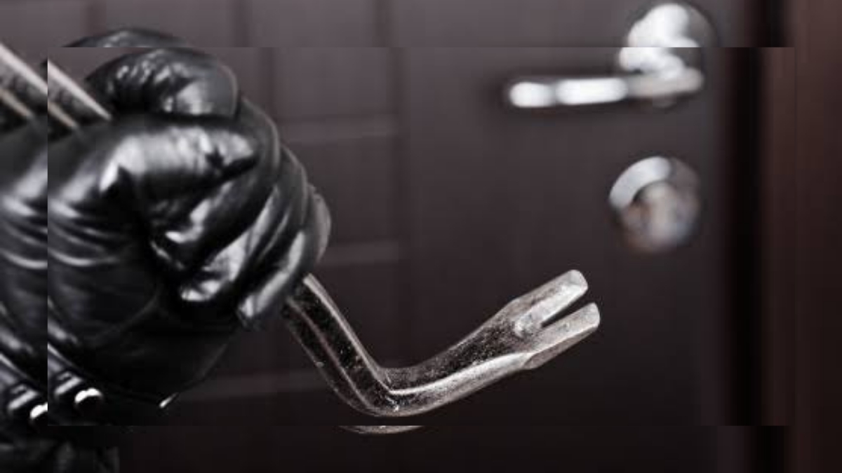 Burglars loot transformer, battery, other items from a Masjid in Budgam Gunmen loot Rs 1.59 lakh from petrol pump in Shopian