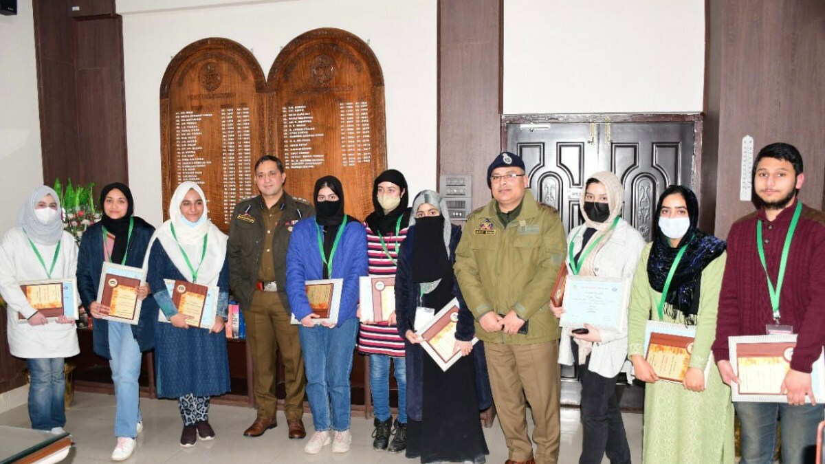 SSP Sgr Rakesh Balwal felicitates toppers of Class 12th