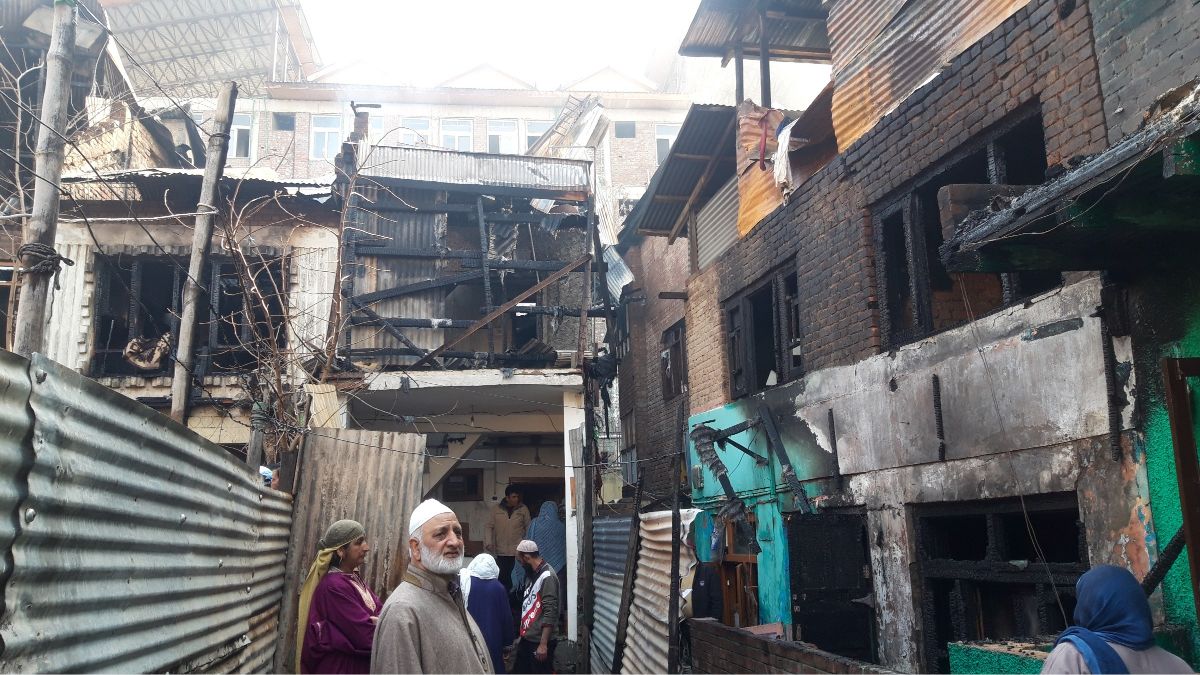 7 residential houses gutted in midnight blaze at Batamaloo 7 residential houses gutted in midnight blaze at Batamaloo