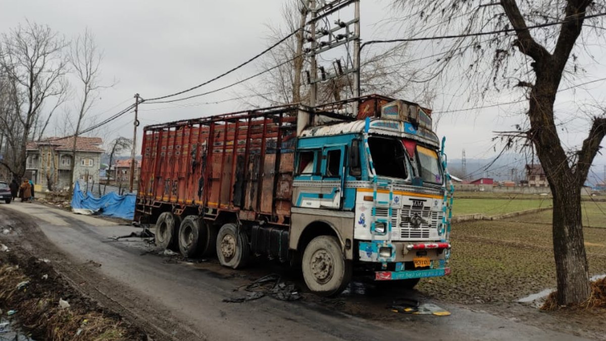 Driver charred to death inside truck in Qazigund