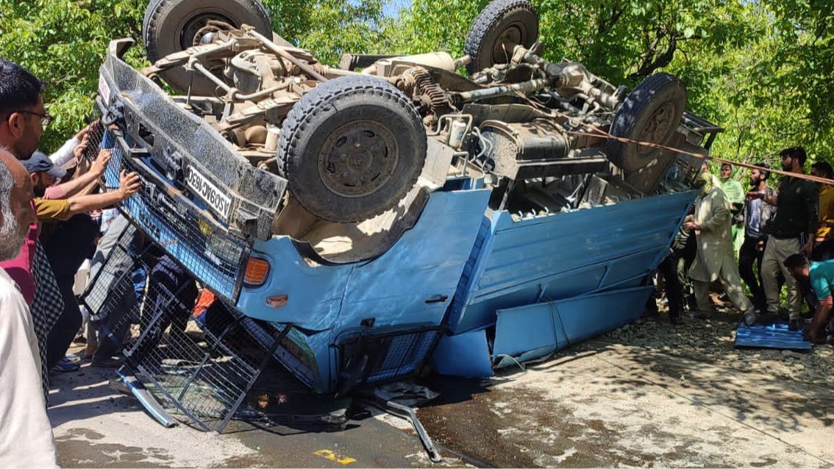 7 CRPF men injured in Shopian road accident 7 CRPF men injured in Shopian road accident