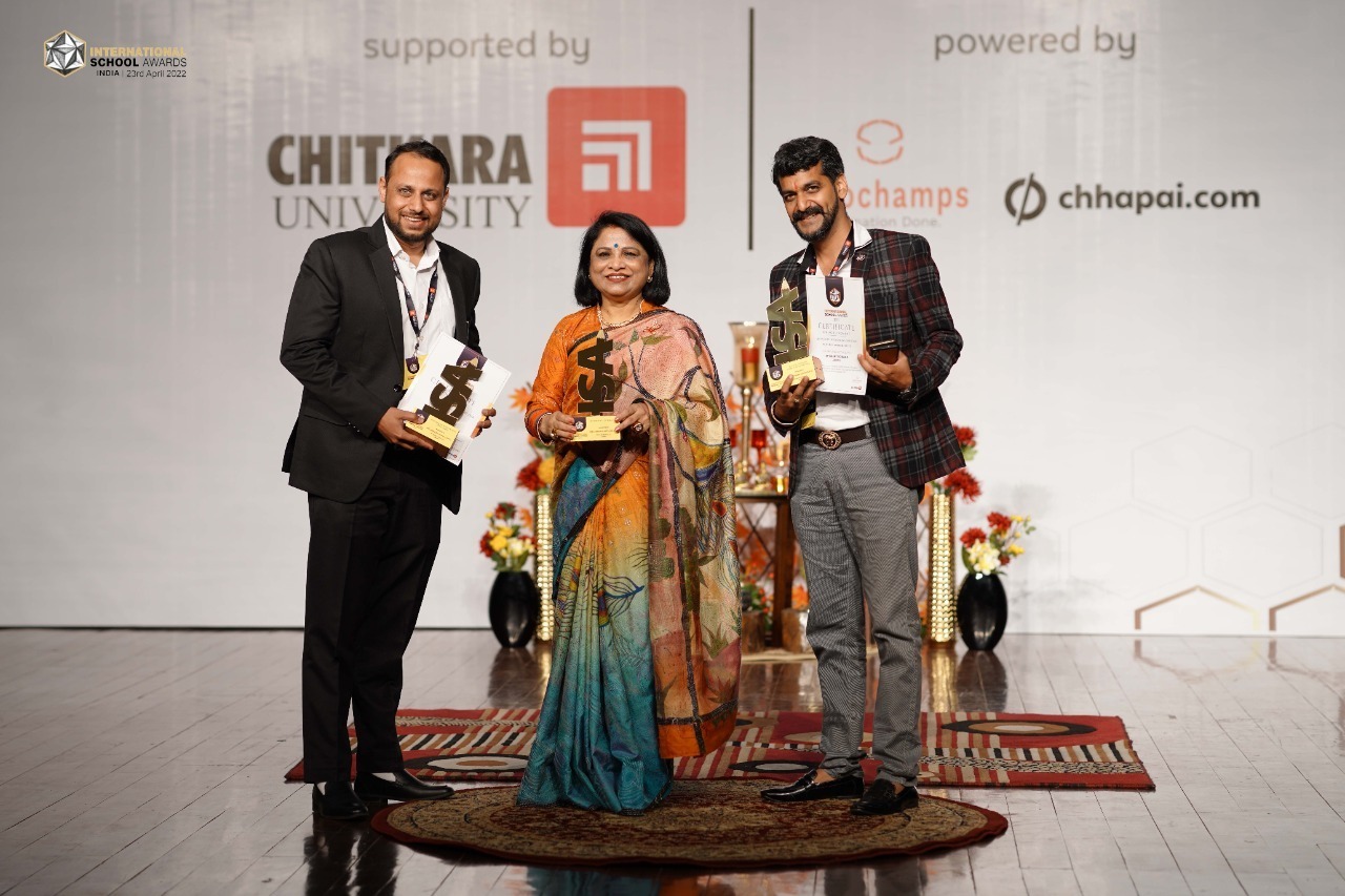 SP Smart School bags ‘Best School with Online Education’ award at International School Awards in Chandigarh