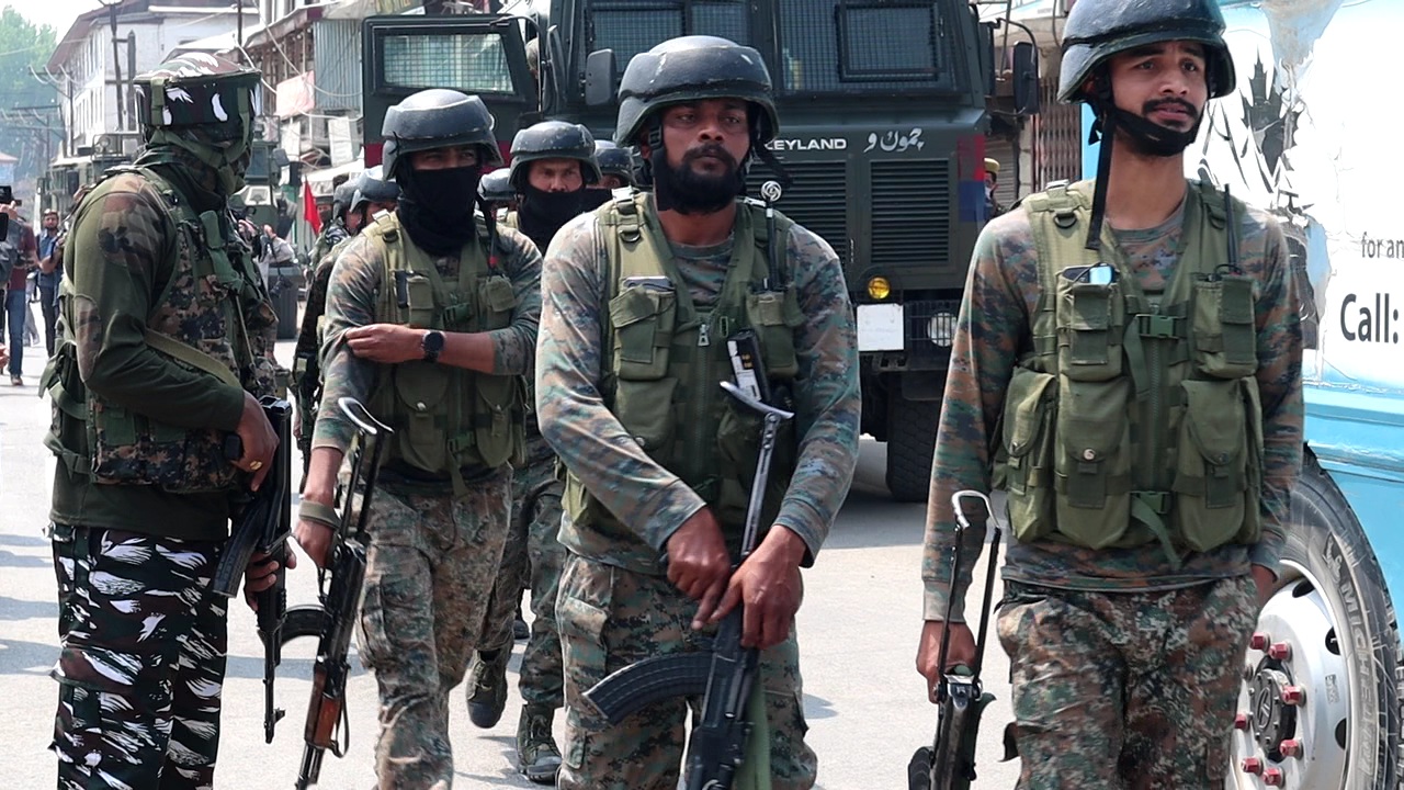 Encounter breaks in Kulgam village