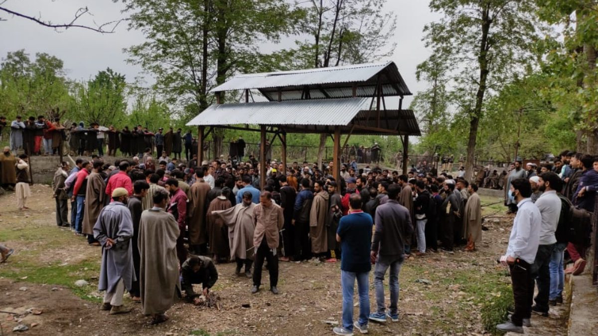 Hundreds attend last rites of Hindu Rajput in Kulgam