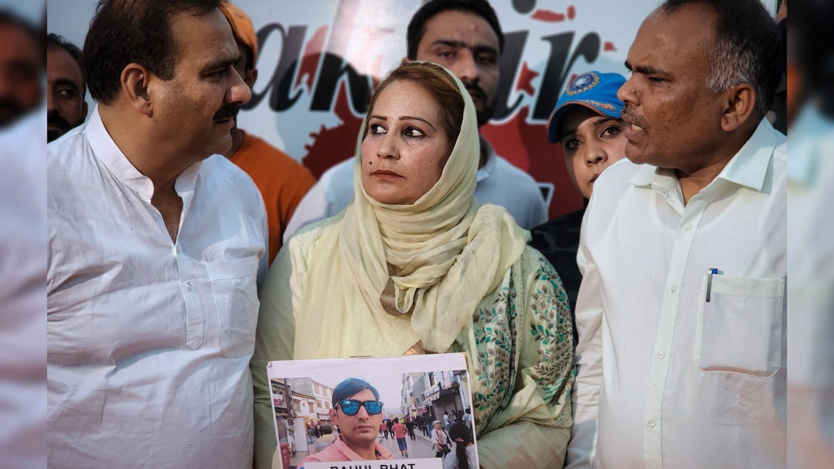 Govt will resolve all service related issues of KP employees within a week: Div Com Kashmir