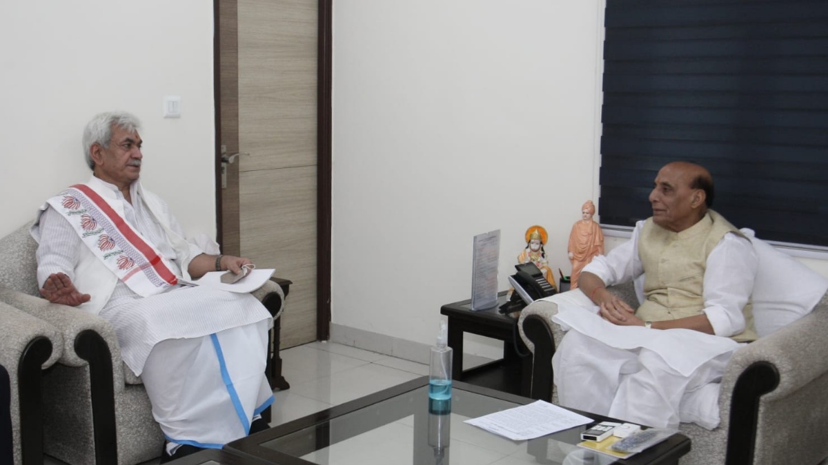 Amarnath Yatra: LG Sinha meets Rajnath Singh