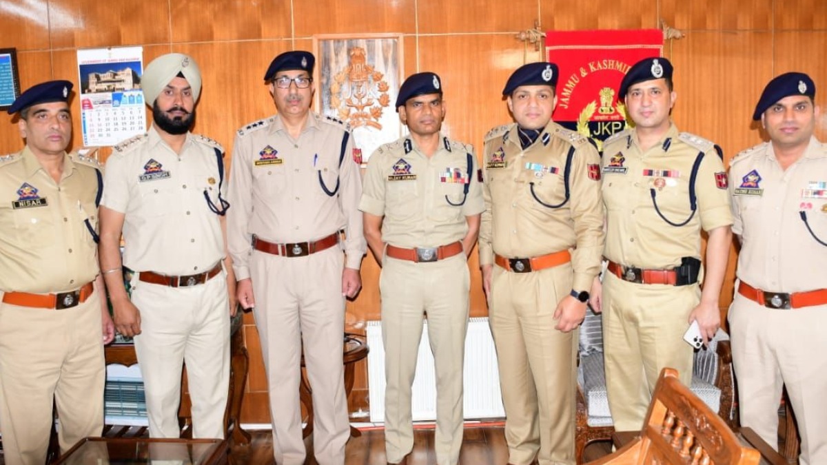 IGP Kashmir pins ranks to promoted officers