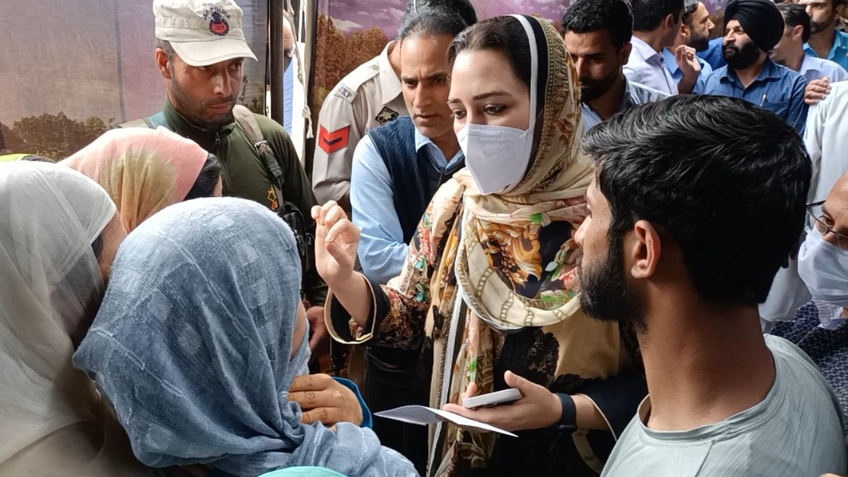 DC B’la visits Fire victims; provides Rs 50k Cash assistance to each affected family