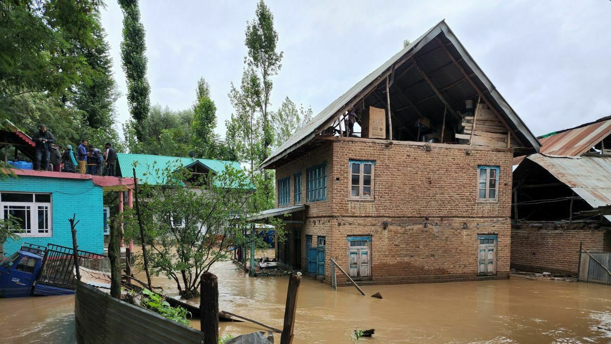 Incessant Rains: Flood like situation in Kashmir; 2 feared dead, all highways closed, Jehlum roars again