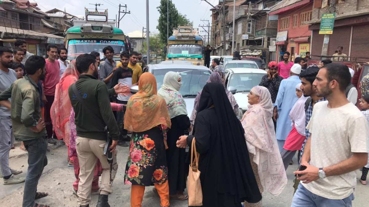 Srinagar: Ganderpora residents protest against water scarcity Srinagar: Ganderpora residents protest against water scarcity