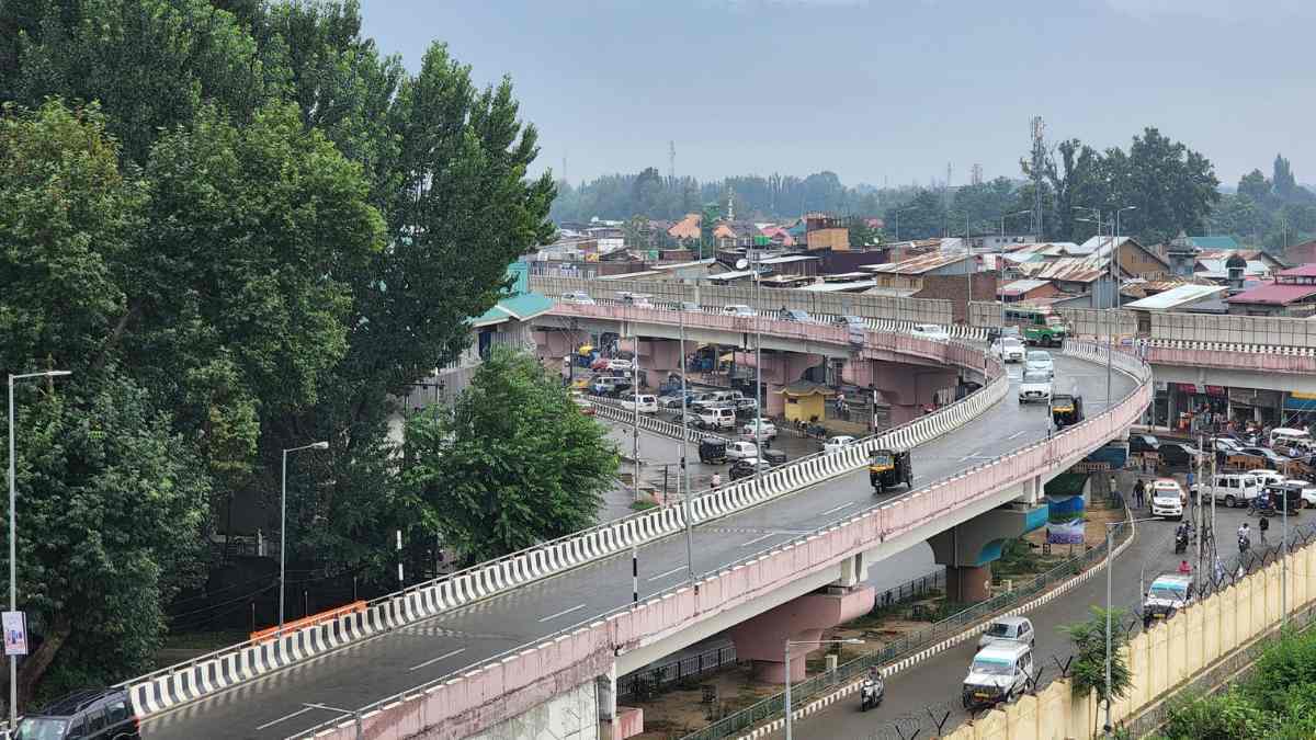 Roads, lanes inundated as heavy rain lashes Sgr, other J&K parts