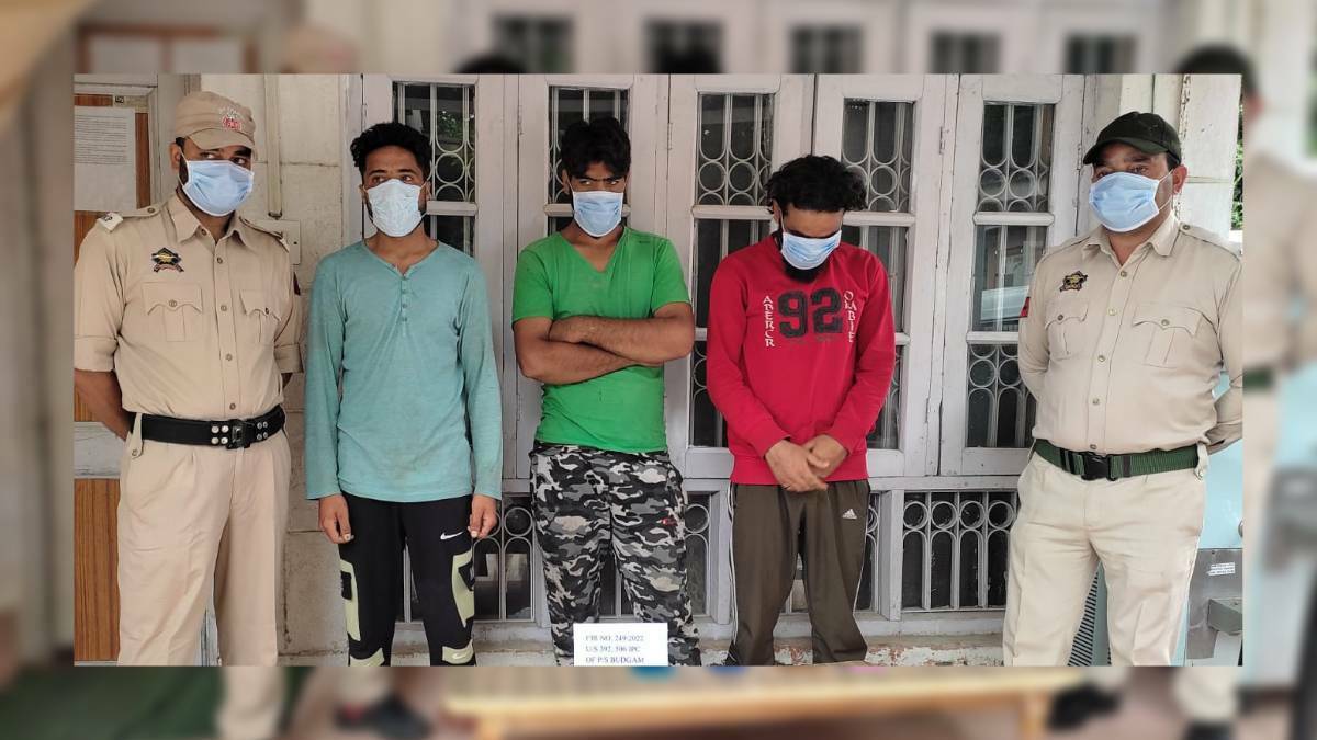 03 Phone snatchers held in Budgam, 08 cell phones recovered: Police