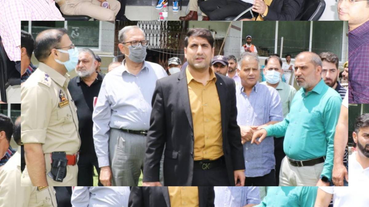 DC Srinagar visits Cricket Stadium Sonawar, reviews arrangements for I-Day Celebrations